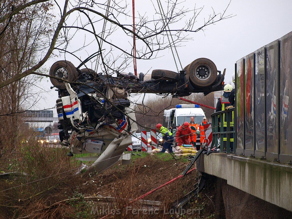 LKW stuerzt um A 3 Rich Frankfurt AK Heumar P0705.JPG